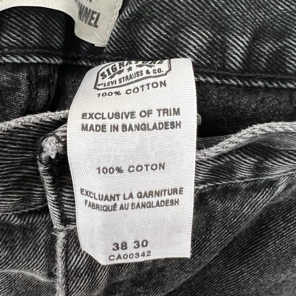 Levi’s Distressed Jeans - Picture 3 of 6